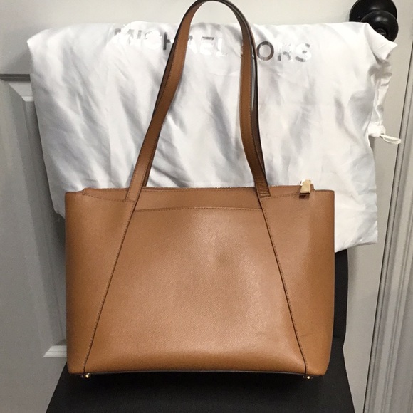 Michael Kors Maddie medium Crossgrain Leather Tote - Picture 2 of 4